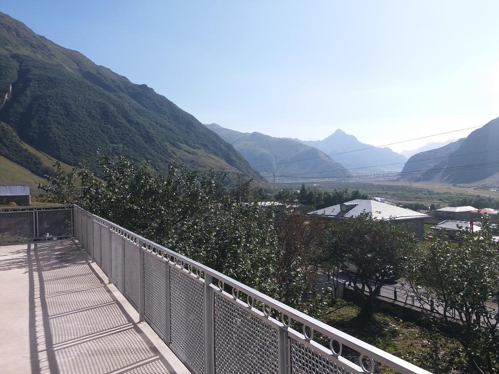 Guest House Sandro Kazbegi Εξωτερικό φωτογραφία
