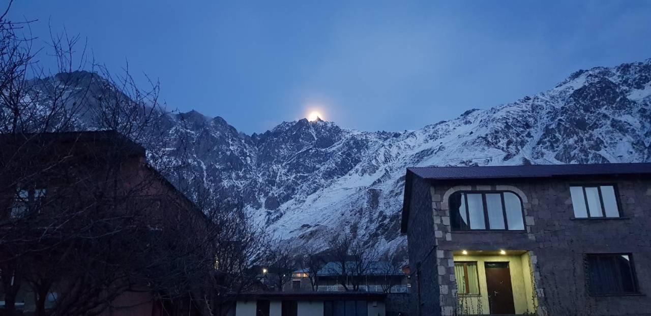 Guest House Sandro Kazbegi Εξωτερικό φωτογραφία