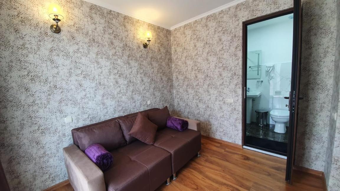 Guest House Sandro Kazbegi Εξωτερικό φωτογραφία